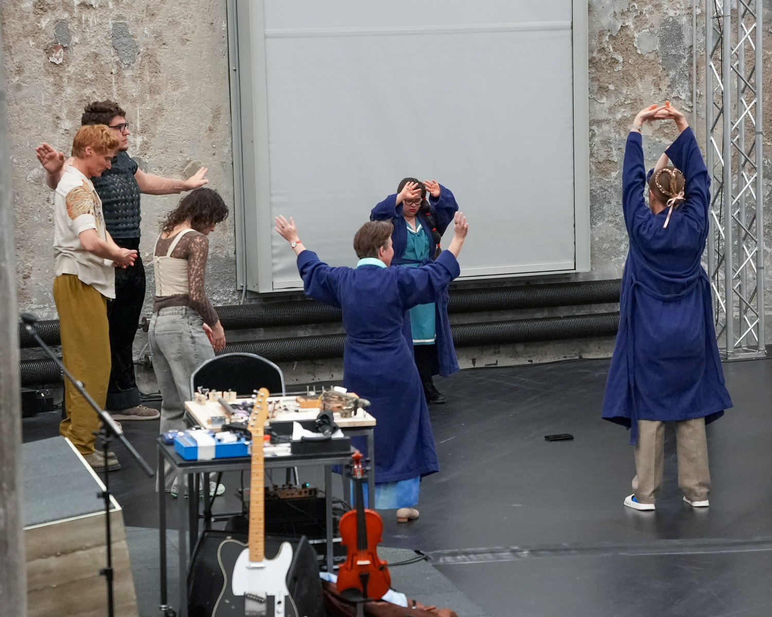 Beim Qigong üben die Schauspielerinnen und Schauspieler die exakte  Koordination von Bewegung und  Atmung. «Ich liebe es, Menschen mit ganz unterschiedlichen Stärken in die Inszenierung miteinzubeziehen», sagt Regisseur Michel Schröder.