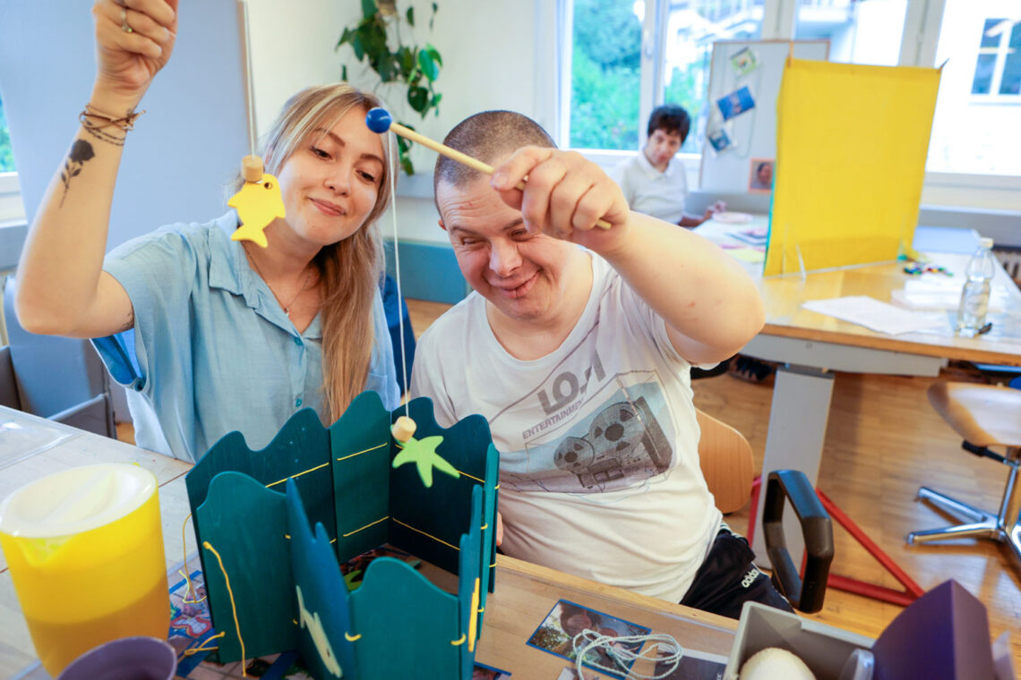 «Die GHG unterstützt mich bei meiner Weiterbildung zur Berufsbildnerin. Das passt für mich perfekt, da ich mich spezialisieren und das Gelernte direkt in meinem Job anwenden kann.»

Melanie RenoldFachfrau Betreuung und Ausbildungsverantwortliche, GHG Sonnenhalde Tandem