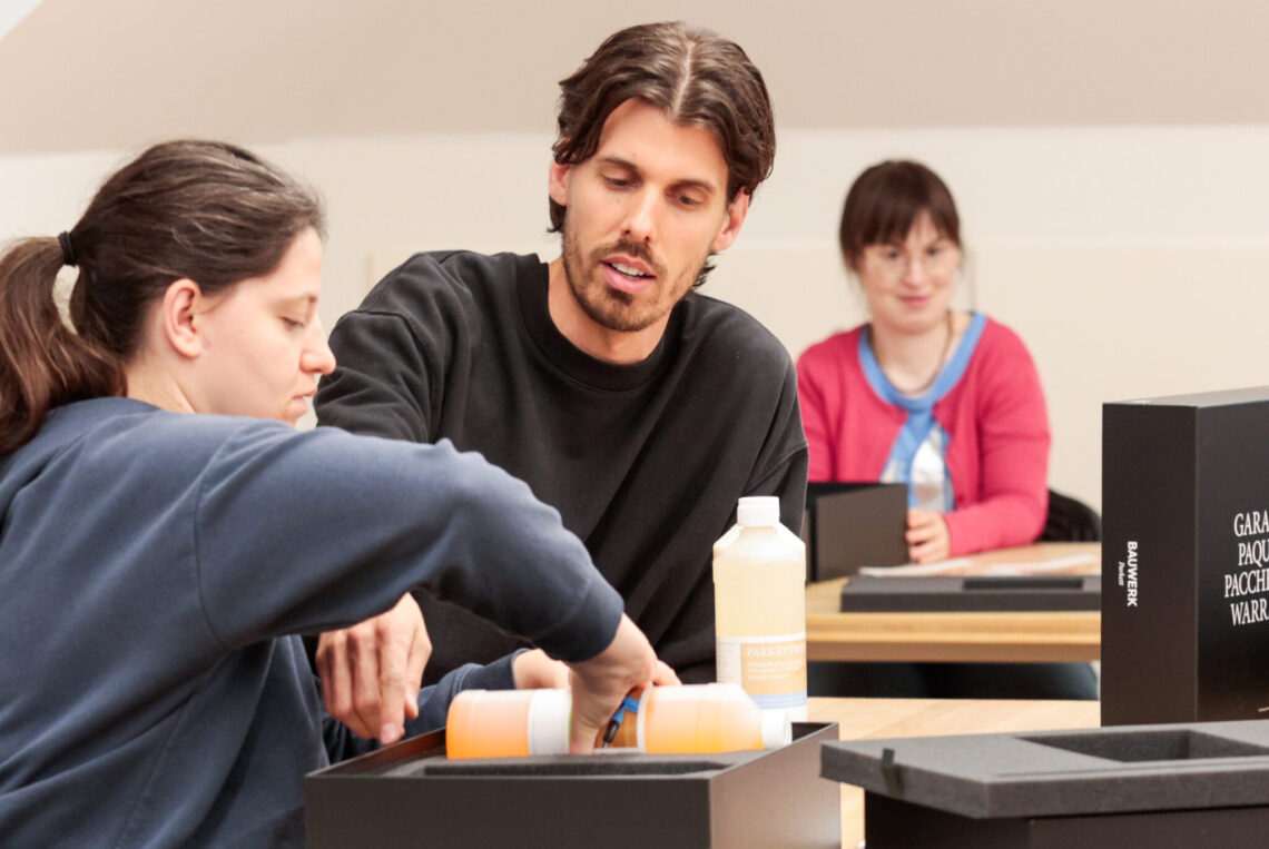 «Die GHG bietet viele Ansatzpunkte, um sich für Chancen, Teilhabe und Entwicklung einzusetzen. Mir gefällt vor allem, dass wir interdisziplinär tätig sind und uns regelmässig austauschen, denn das erweitert den Horizont.»
Marco Demarmels Arbeitsagoge, Gruppenleiter, GHG Sonnenhalde Tandem