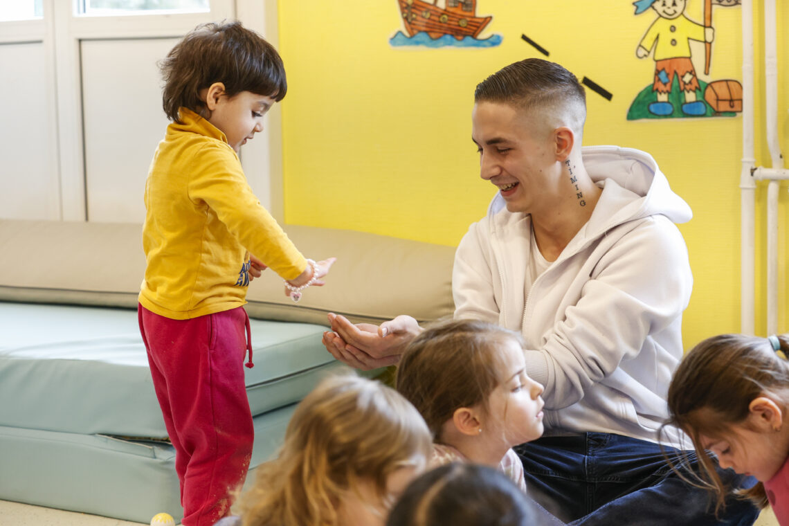 «Ich sehe jeden Tag, dass meine Arbeit geschätzt wird. Meine Ausbildung zum Fachmann Betreuung im Bereich Kinder ist das Beste, was mir passieren konnte. Der Tempi ist etwas Besonderes.»
Tizian Höhener Lernender Fachmann Betreuung, GHG Tempelacker